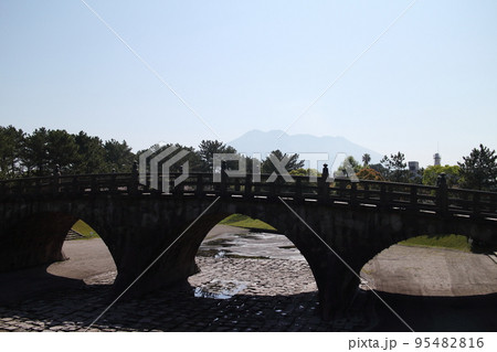 石橋と桜島の風景 石橋と桜島の風景 95482816