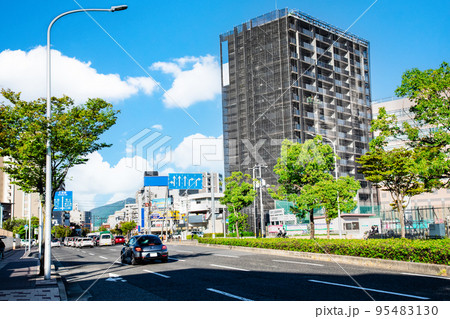 皆実町1丁目、国道2号線の出汐交差点付近の市街地です。県立高等学校や進徳女子高等学校等があります。 95483130