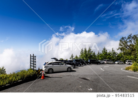 富士山富士宮口の新五合目に駐車中の車 95483515