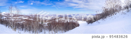 [パノラマ写真] ゲレンデから遠くの山並みを望む (北海道、ニセコ) 95483626