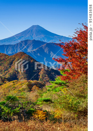 秋色に染まる山並みと紅葉に富士山 秋色に染まる山並みと紅葉に富士山 95483698