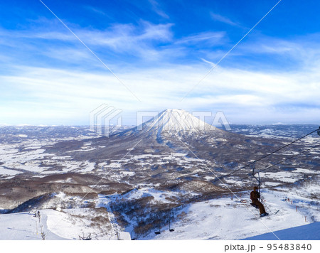 スキー場山頂コースから羊蹄山を望む (北海道、ニセコ) 95483840