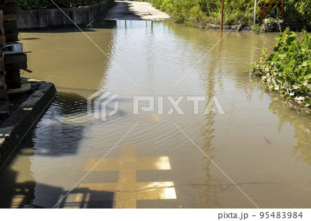 台風の影響で冠水して水没した道路 台風の影響で冠水して水没した道路 95483984