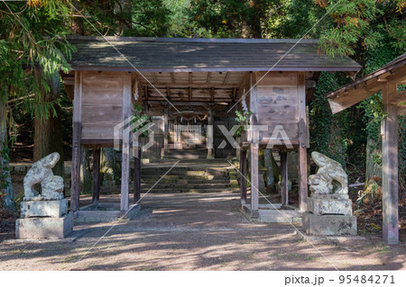 楽々福神社　随神門　鳥取県日野郡日南町印賀 95484271