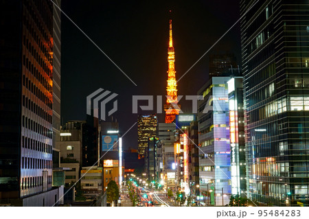浜松町駅付近から望む東京タワーの夜景の写真素材 浜松町駅付近から望む東京タワーの夜景の写真素材