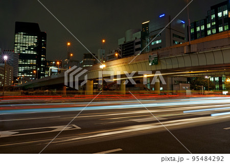 廃止された首都高江戸橋出入口と昭和通りの光跡 95484292