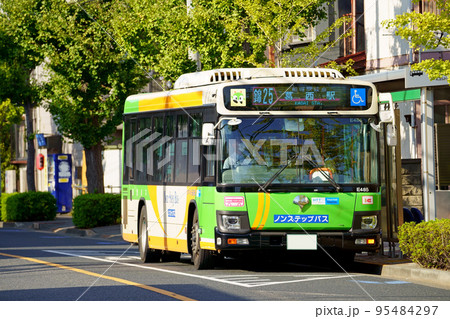 バス停で乗客を降ろす葛西駅行きの都営バス(いすずエルガ) バス停で乗客を降ろす葛西駅行きの都営バス(いすずエルガ) 95484297