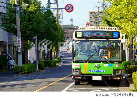 バス停に停車する都営バスの正面（いすずエルガ） 95484298