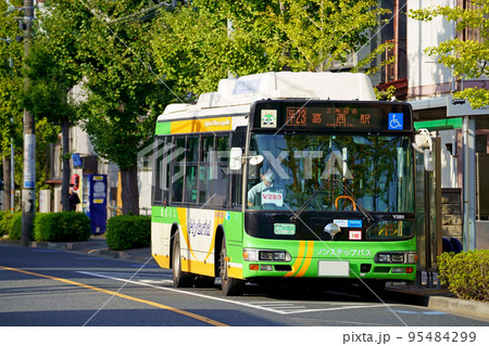 バス停に停車する葛西駅行きの都営バス（日野・ブルーリボンシティ） 95484299