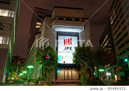 夜も存在感のある東京証券取引所(正面) 夜も存在感のある東京証券取引所(正面) 95484325