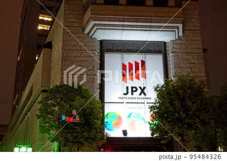 夜も存在感のある東京証券取引所（正面アップ） 95484326