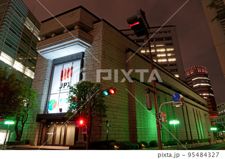 夜も存在感のある東京証券取引所(右側面) 夜も存在感のある東京証券取引所(右側面) 95484327