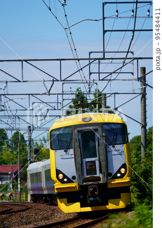 E257系500番台の5両編成で運転される特急わかしお E257系500番台の5両編成で運転される特急わかしお 95484411