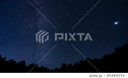 オリオン座流星群を待つ秋の夜空の星 95484554