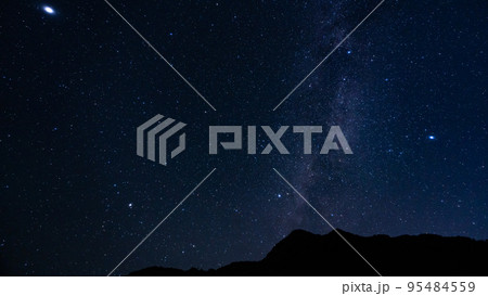 オリオン座流星群を待つ秋の夜空の星 95484559