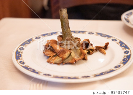 本場ローマで食すアーティチョーク 95485747