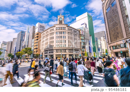 日本の東京都市景観 入国制限撤廃、訪日外国人旅行者も急増、賑わう銀座・奥はホコ天=10月16日(日) 日本の東京都市景観 入国制限撤廃、訪日外国人旅行者も急増、賑わう銀座・奥はホコ天=10月16日(日) 95486181