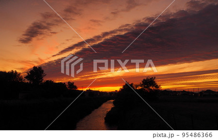 夕陽に染まる夕景 95486366