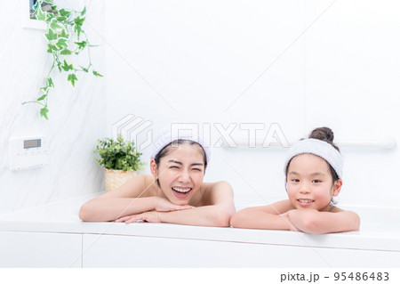 お風呂に一緒に入る親子（母子） 95486483