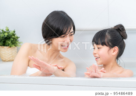 お風呂に一緒に入る親子（母子） 95486489