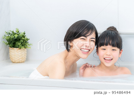 お風呂に一緒に入る親子(母子) お風呂に一緒に入る親子(母子) 95486494