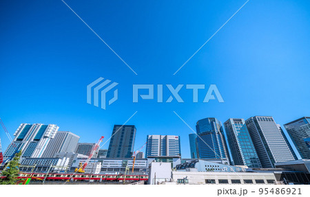 日本の東京都市景観 10月。品川駅や京浜急行、駅前のオフィスビル群などを望む＝10月20日 95486921