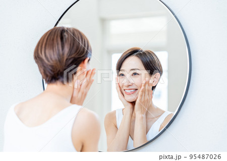 保湿を実感するミドル女性 95487026