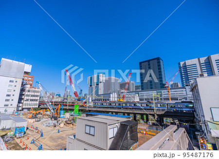日本の東京都市景観 10月。品川駅前のオフィスビル群や京浜急行などを望む＝10月20日 95487176
