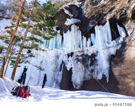 氷瀑を見上げるハイカー (北海道、白老町、カジカ沢) 95487588