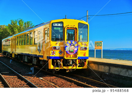 【長崎県】晴天の日本一海に近い大三東駅と列車（島原鉄道） 95488568