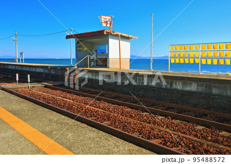 【長崎県】晴天の日本一海に近い大三東駅（島原鉄道） 95488572