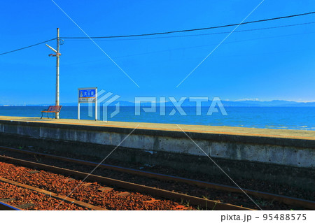 【長崎県】晴天の日本一海に近い大三東駅（島原鉄道） 95488575