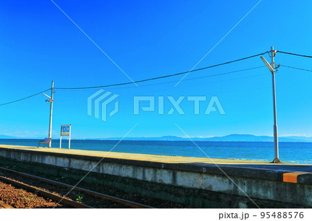 【長崎県】晴天の日本一海に近い大三東駅（島原鉄道） 95488576