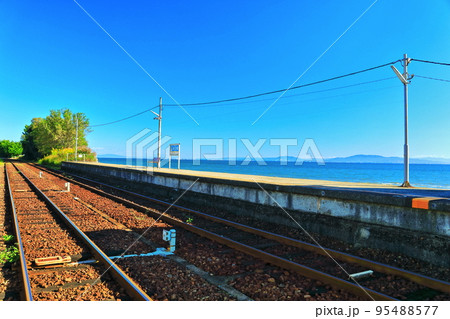 【長崎県】晴天の日本一海に近い大三東駅（島原鉄道） 95488577