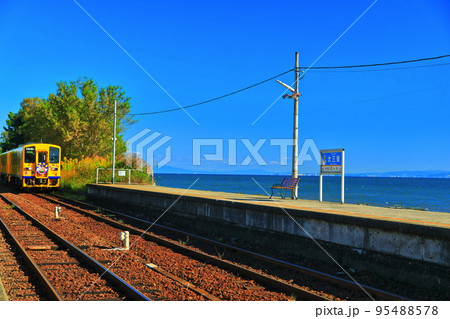 【長崎県】晴天の日本一海に近い大三東駅と列車(島原鉄道) 【長崎県】晴天の日本一海に近い大三東駅と列車(島原鉄道) 95488578