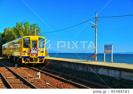 【長崎県】晴天の日本一海に近い大三東駅と列車（島原鉄道） 95488581