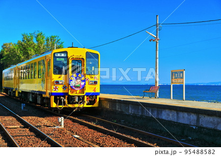 【長崎県】晴天の日本一海に近い大三東駅と列車（島原鉄道） 95488582