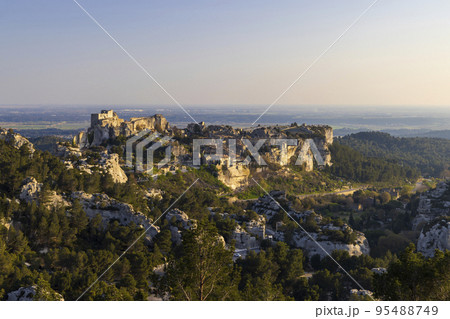 Medieval castle and village, Les Baux-de-Provence, Alpilles mountains, Provence, France Medieval castle and village, Les Baux-de-Provence, Alpilles mountains, Provence, France 95488749