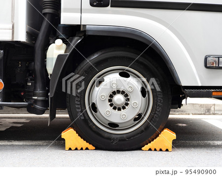 トラックにセットした輪止め 95490900