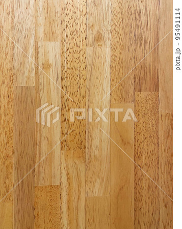 薄茶色の木目のあるブナ集成材の板の表面の縦長の背景画像 95491114