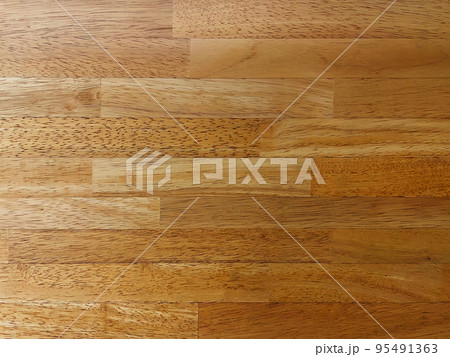 茶色の木目のあるブナ集成材の板の表面の横長の背景画像 95491363