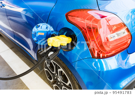 ガソリンスタンドでガソリン給油 ハイオク満タン ガソリンスタンドでガソリン給油 ハイオク満タン 95491783