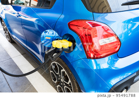 ガソリンスタンドでガソリン給油 ハイオク満タン ガソリンスタンドでガソリン給油 ハイオク満タン 95491788