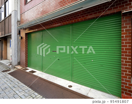シャッターのしまった建物 95491807