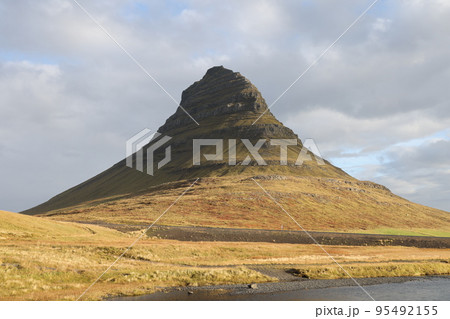 【アイスランド】キルキュフェルスフォス 95492155