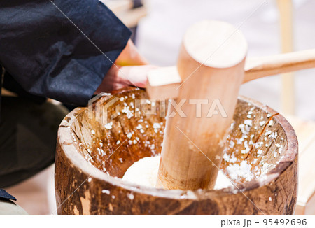 餅つき は お正月 の 恒例行事 【 正月 の イメージ 】 餅つき は お正月 の 恒例行事 【 正月 の イメージ 】 95492696