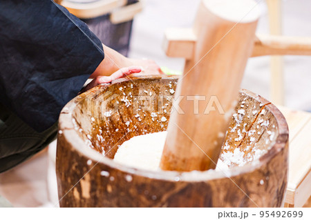 餅つき は お正月 の 恒例行事　【 正月 の イメージ 】 95492699