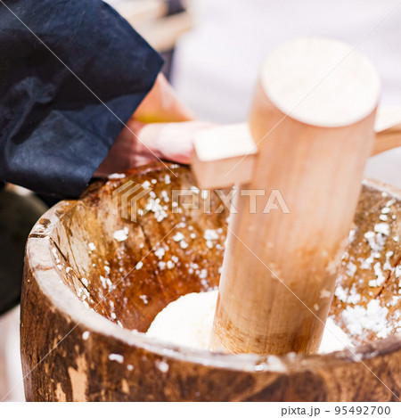 餅つき は お正月 の 恒例行事 【 正月 の イメージ 】 餅つき は お正月 の 恒例行事 【 正月 の イメージ 】 95492700