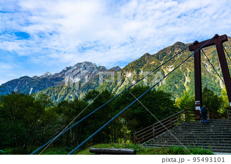 横尾大橋と北アルプスの山々 95493101