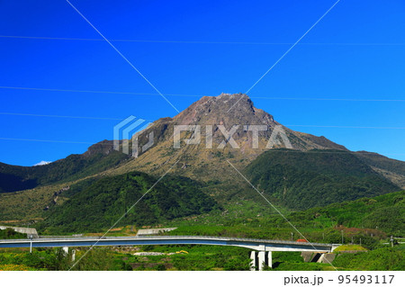 【長崎県】晴天の雲仙岳（平成新山） 95493117